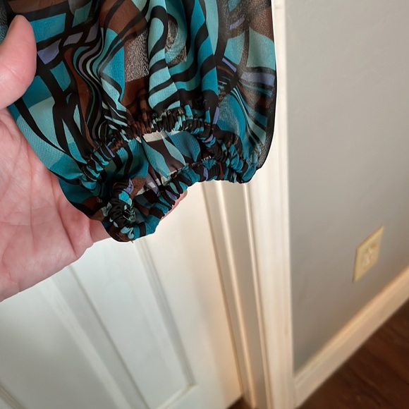 Bisou Bisou rouged v-neck top! Beautiful colors! - Picture 4 of 6